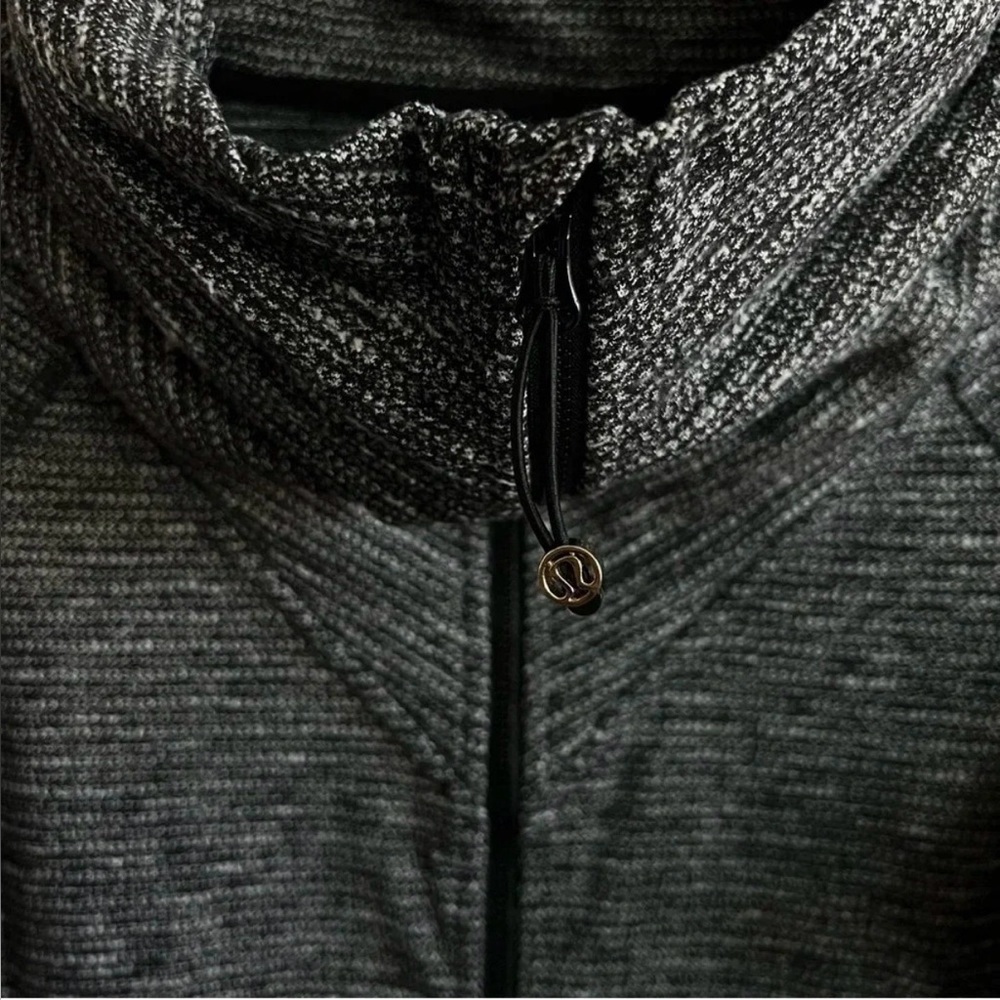 EUC Lululemon Be Present Jacket Coco Pique Black Size 8 Thumbholes Zip Closure - Picture 10 of 14